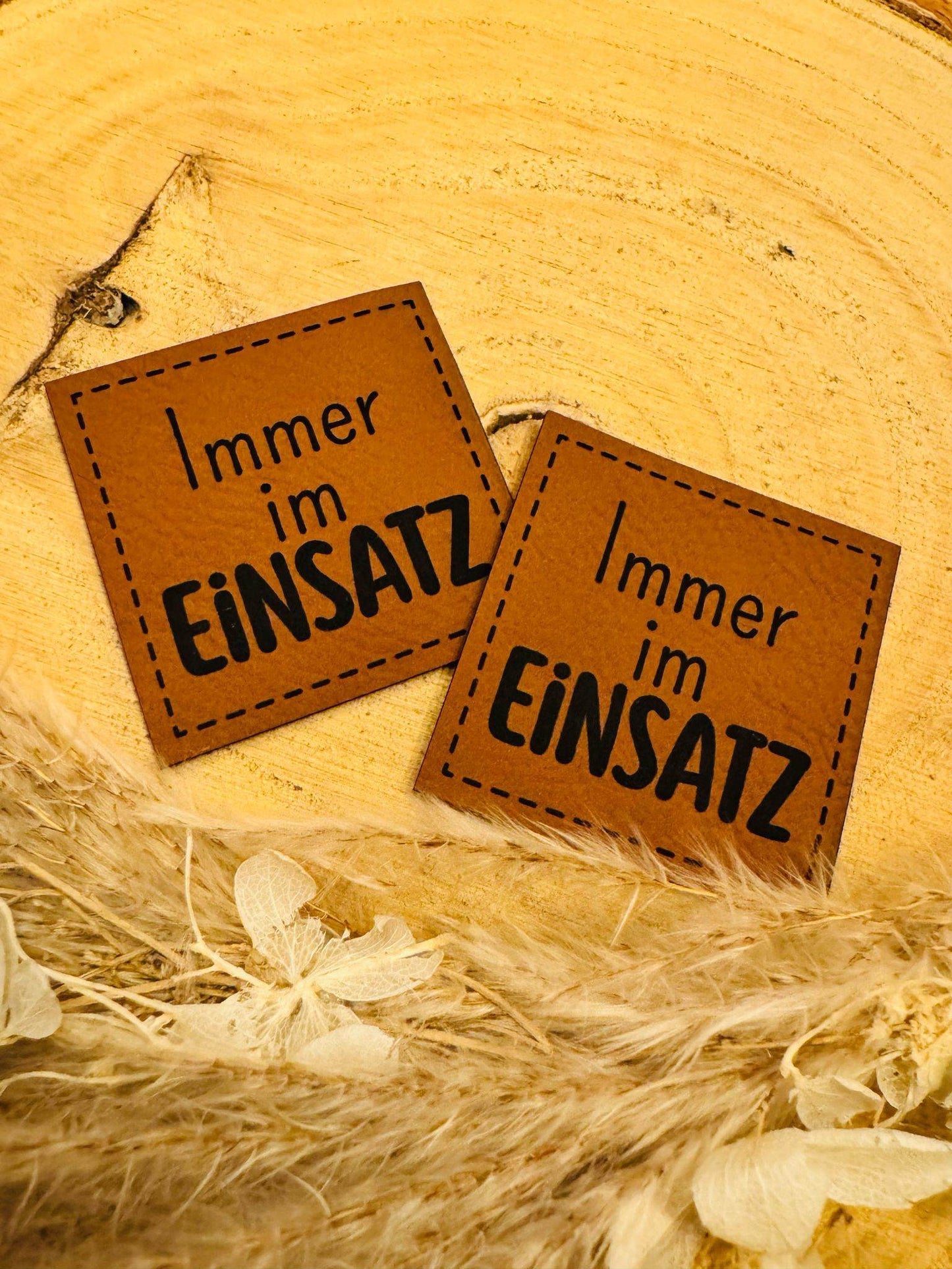 superweiches braunes Kunstlederlabel mit dem Spruch Immer im Einsatz