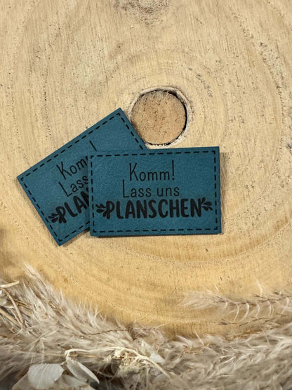 exclusives superweiches Kunstlederlabel in Türkis mit dem Spruch Komm Ausrufezeichen Lass uns Planschen