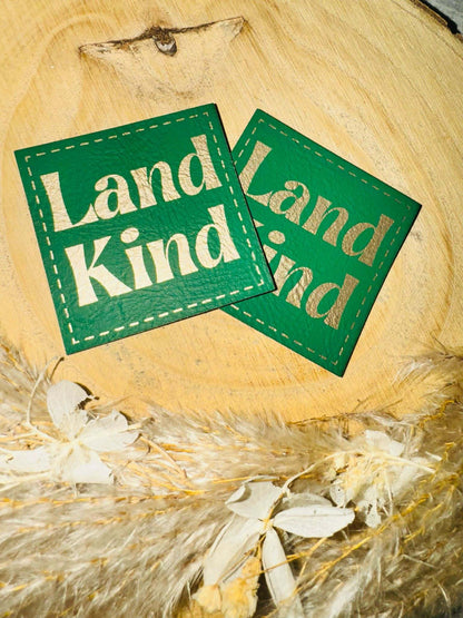 superweiches grünes Kunstlederlabel mit dem Wort LandKind