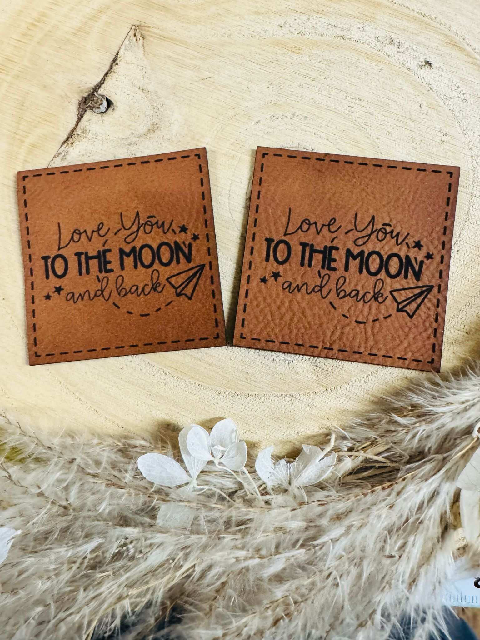 superweiches braunes Kunstlederlabel mit dem Spruch Love You to the Moon and back mit einem kleinen Papierflieger