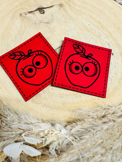 superweiches rotes Kunstlederlabel mit einem frechen Apfel abgebildet