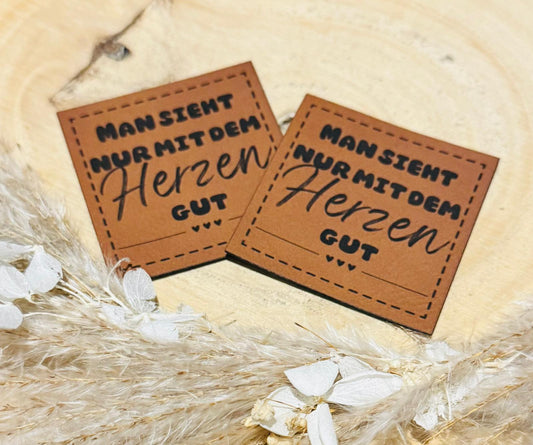 superweiches braunes Kunstlederlabel mit dem Spruch Man sieht nur mit dem Herzen gut