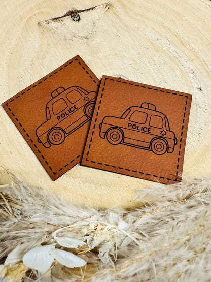 superweiches braunes Kunstlederlabel mit einem Polizeiauto
