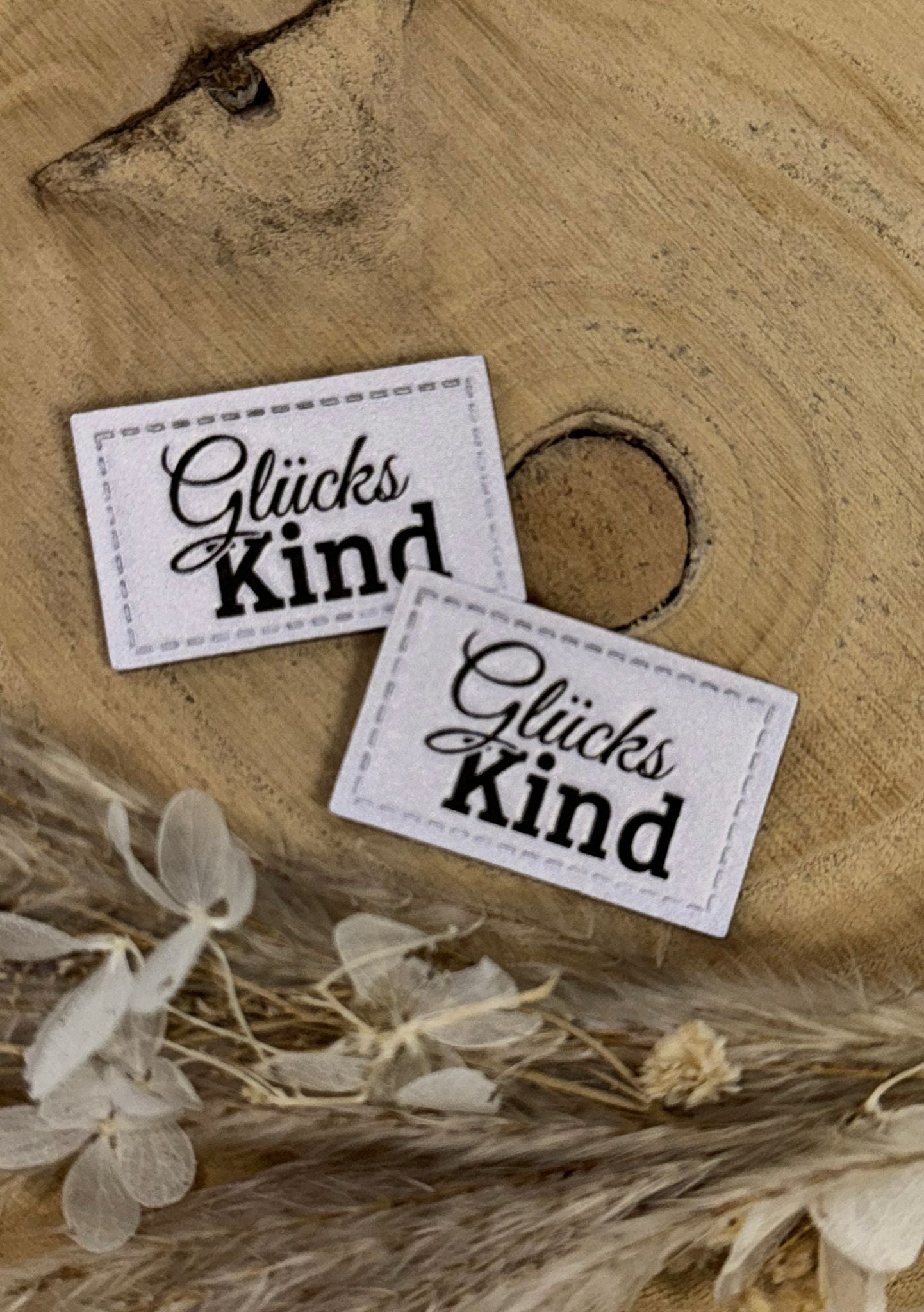 silber graues reflektierendes Kunstlederlabel Gücks Kind mit Blitz fotografiert