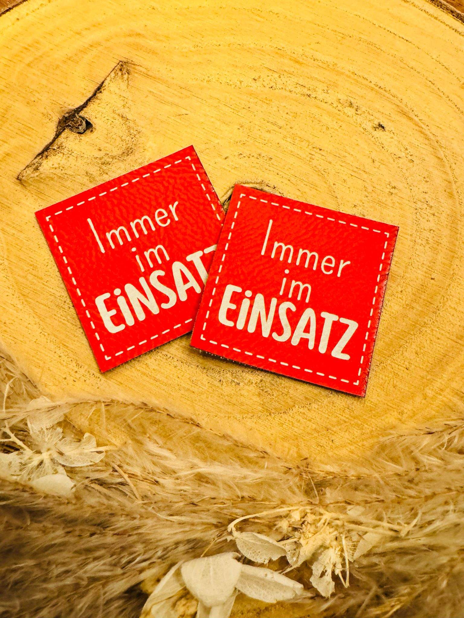 exclusives superweiches Kunstlederlabel in Rot mit dem Spruch Immer im Einsatz