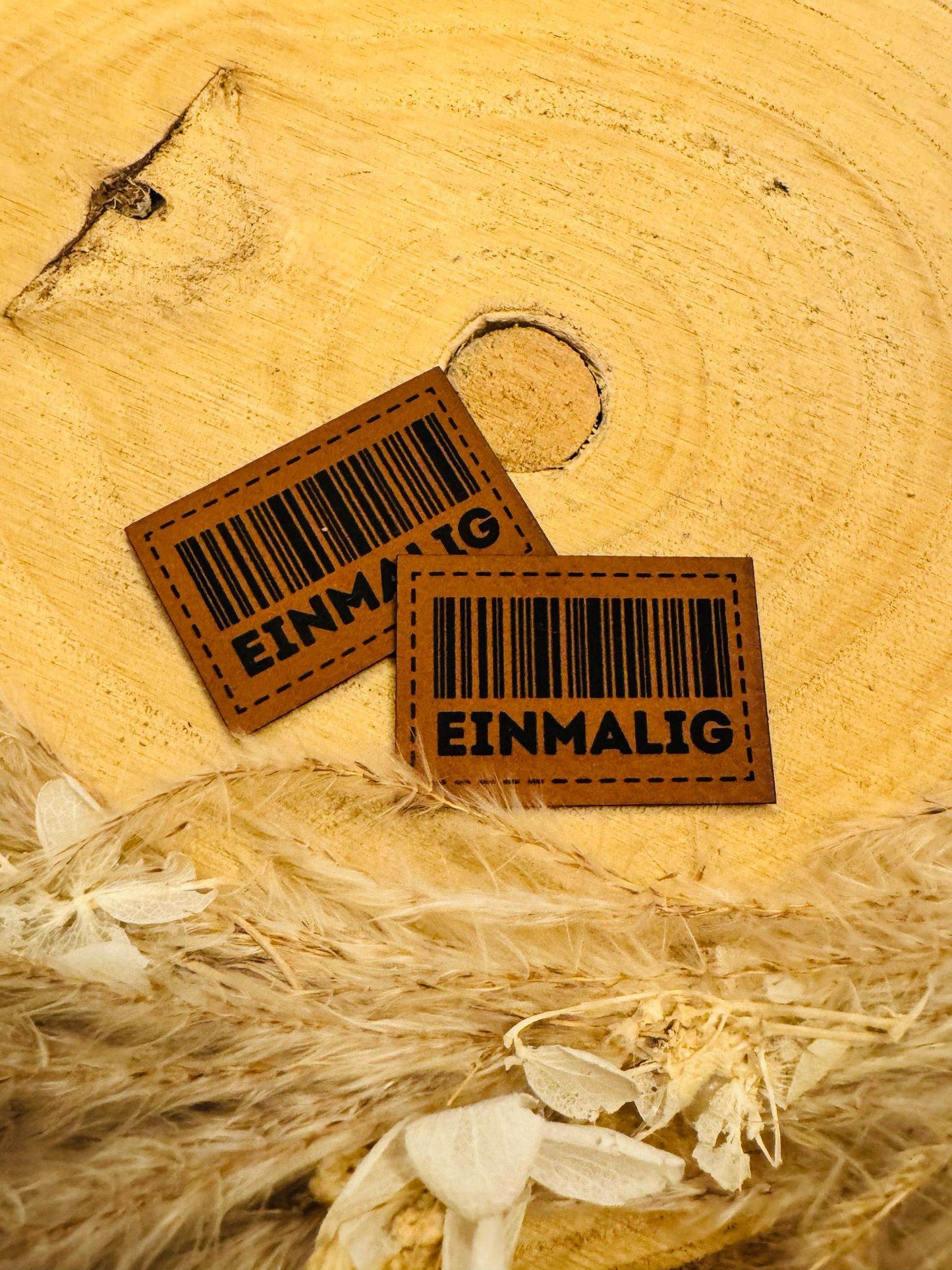 superweiches braunes Kunstlederlabel mit einem Strichcode und dem Wort Einmalig