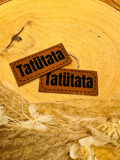 superweiches braunes Kunstlederlabel mit dem Spruch Tatuetata