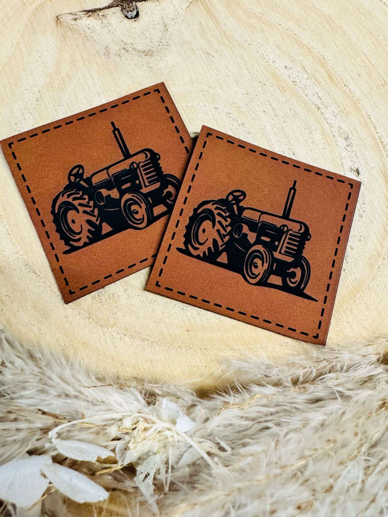 superweiches braunes Kunstlederlabel mit einem älteren Traktor abgebildet