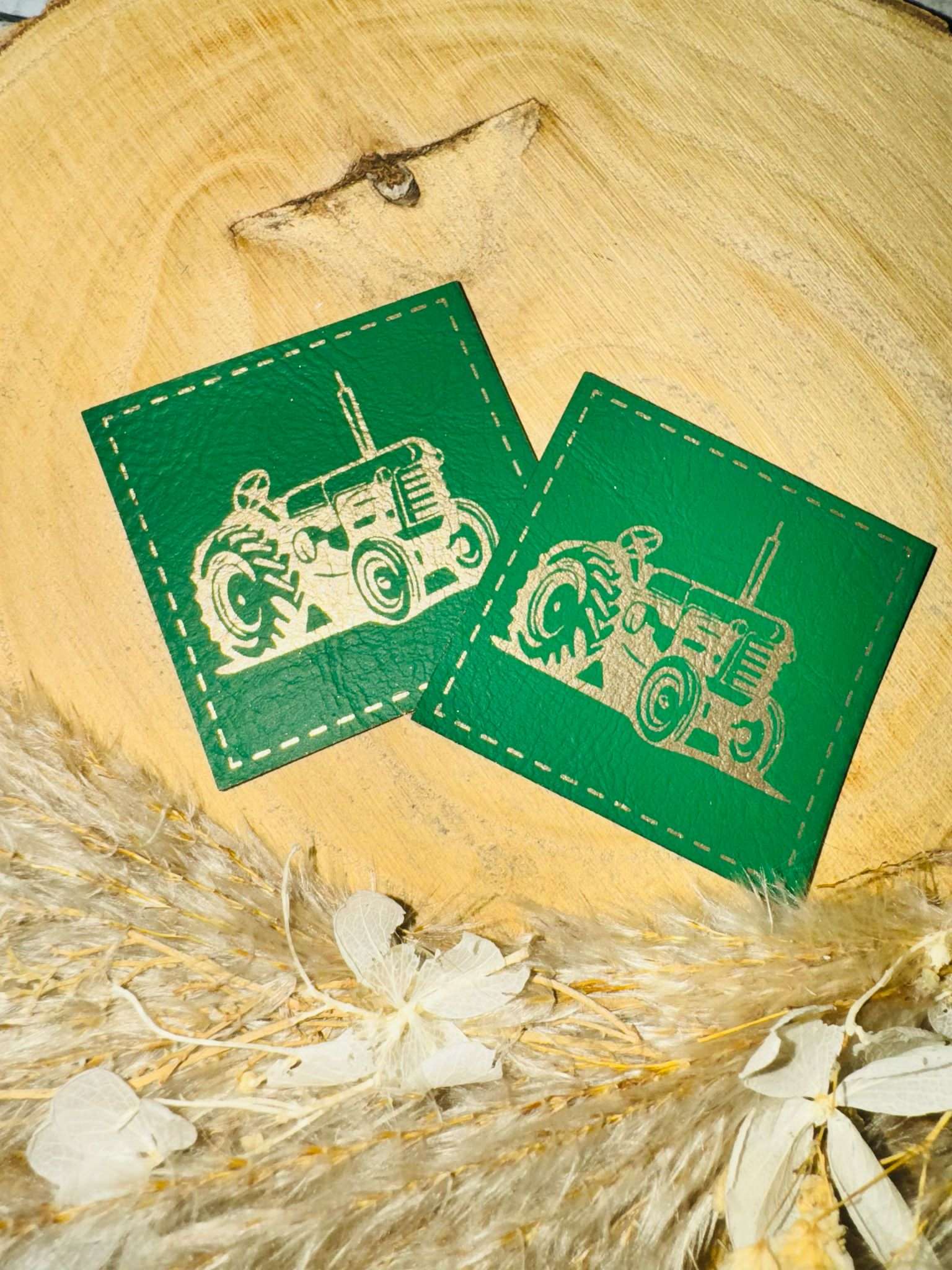 superweiches grünes Kunstlederlabel mit einem älteren Traktor abgebildet