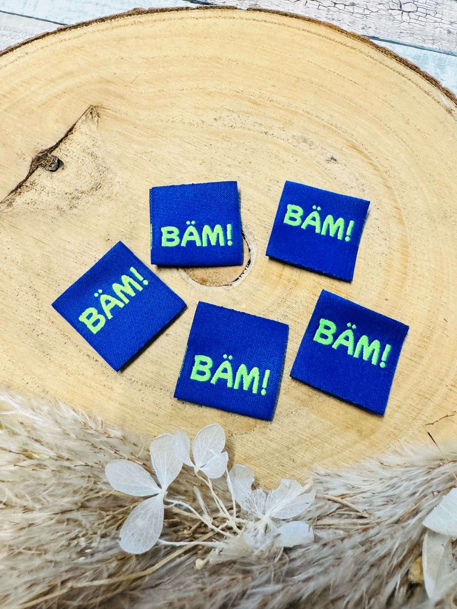 exclusives blaues Weblabel mit dem Spruch BAEM Ausrufezeichen in gruener Schrift