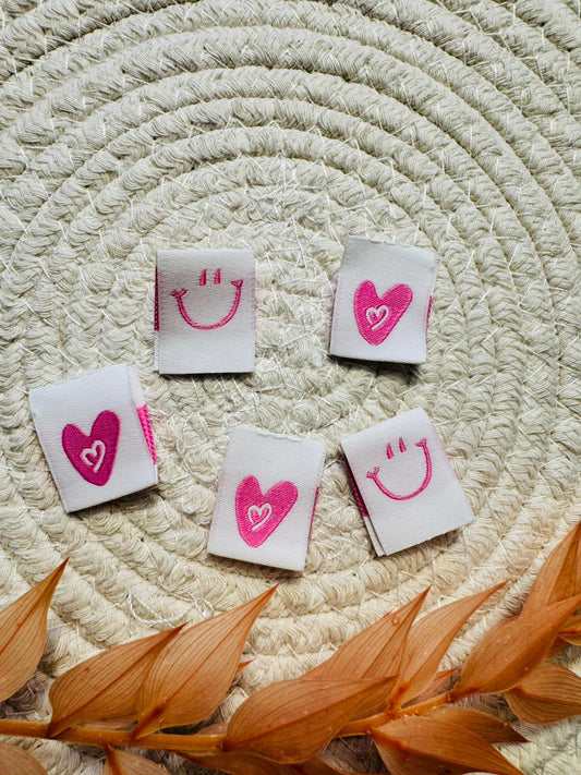 tolles Baumwoll Klapp Label mit dem Motiv Smiley with Herz pink