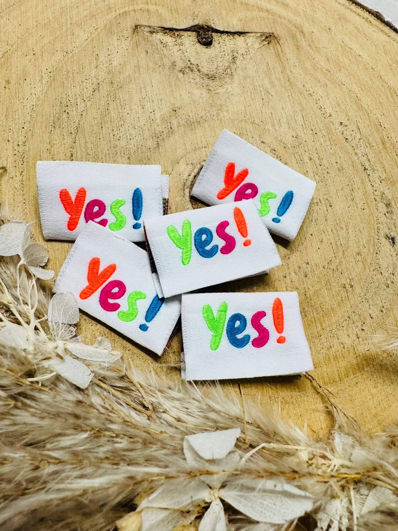 tolles weisses Weblabel mit dem Spruch YES Ausrufezeichen in bunten Farben