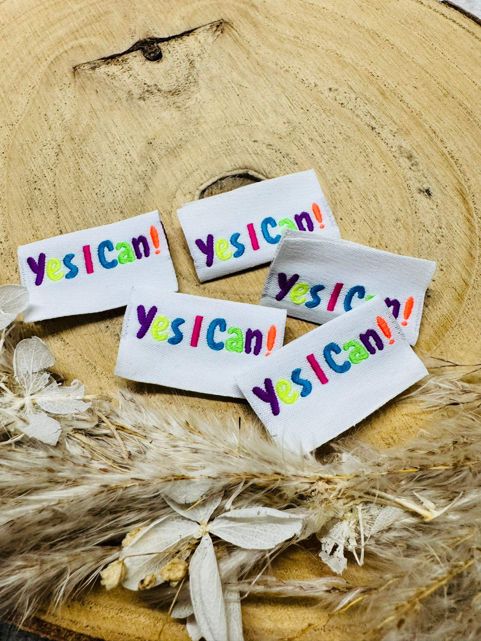 tolles weisses Weblabel mit dem Spruch Yes I can Ausrufezeichen in bunten Buchstaben
