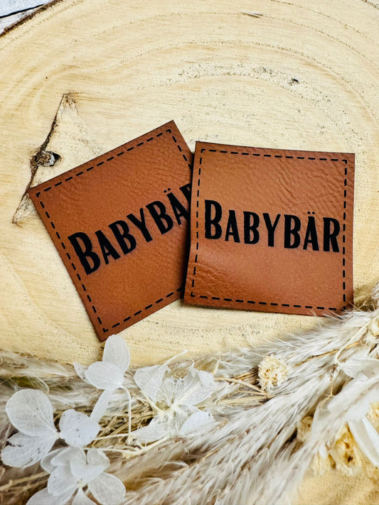 braunes PU-Label mit der Aufschrift Babyär