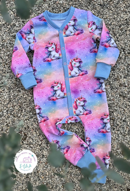 Stoff Einhorn sitzend