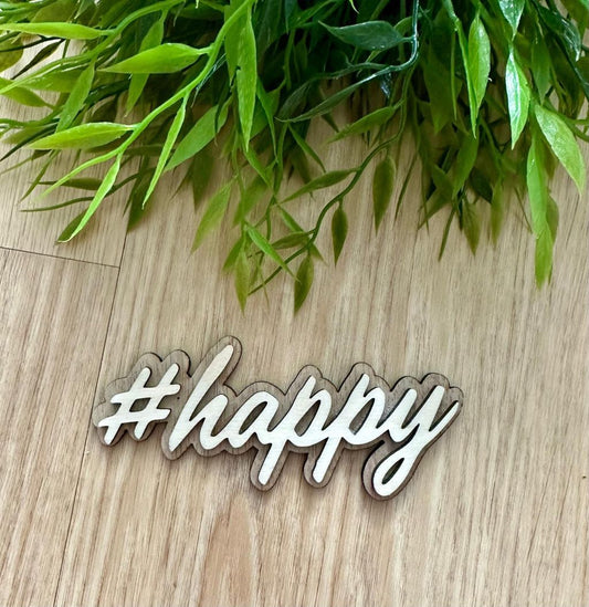 tolle Flatlay Deko aus lasergeschnittenen Birke/Ahorn Holz mit 3D Effekt und dem Schriftzug Hashtag happy