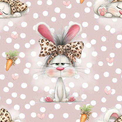toller Stoff mit kleinen Häschen mit einem schelmisch genervten Gesichtsausdruck auf beige geblümten Untergrund