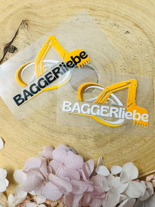 aufbügelbares Label mit dem Spruch Baggerliebe und einem gelben Bagger abgebildet in schwarz und weisser Ausführung