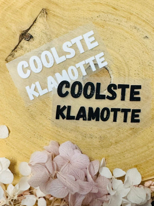 aufbügelbares Label mit dem Spruch Coolste Klamotte in schwarz und weiss