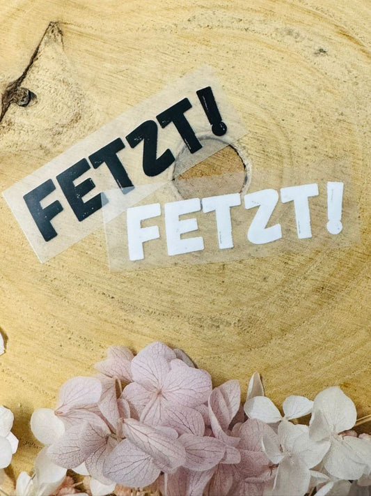 aufbügelbares Label mit dem Spruch FETZT Ausrufezeichen in schwarz und weiss