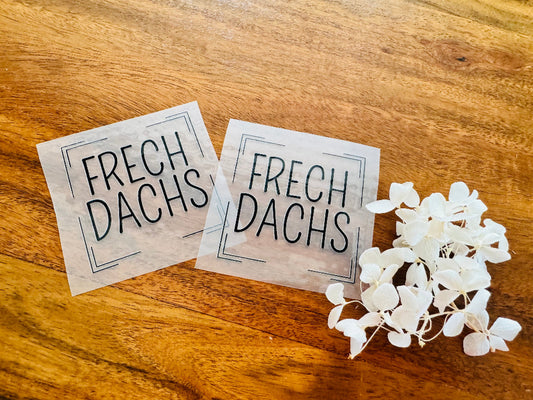 tolles Bügellabel mit dem Spruch Frech Dachs in schwarzen Buchstaben
