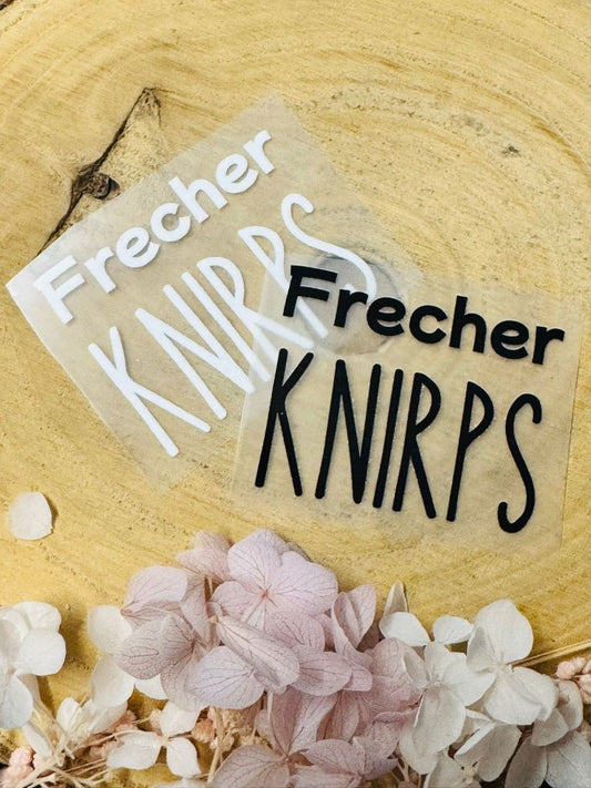 aufbügelbares Label mit dem Spruch Frecher Knirps in schwarz und weiss