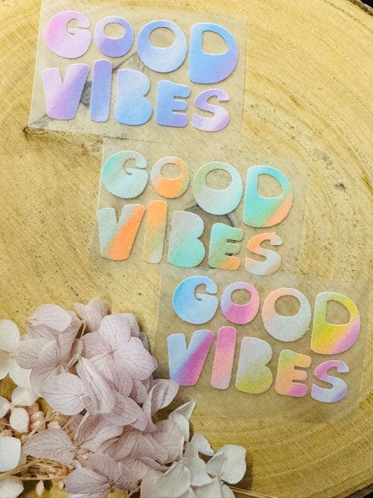 aufbügelbares Label mit dem SpruchGood Vibes in blau grün und gelb