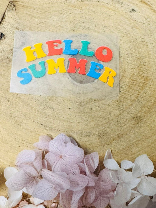 aufbügelbares Labelmit dem Spruch Hello Summer in bunter Schrift
