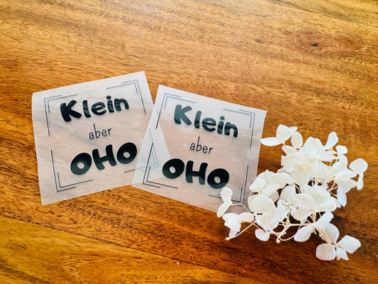 tolles Bügellabel mit dem Spruch Klein aber oho in schwarzer Schrift