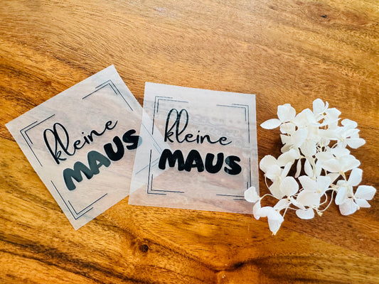 tolles Bügellabel mit dem Spruch Kleine Maus in schwarzer Schrift