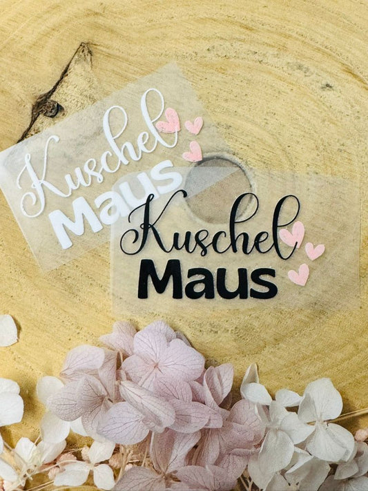 aufbügelbares Label mit dem Spruch KuschelMaus in schwarz und weiss und rosa herzchen
