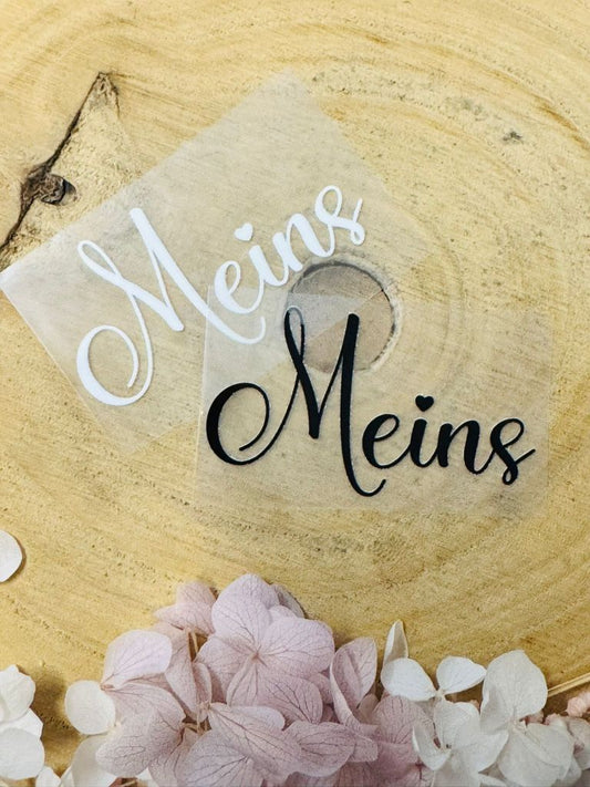 aufbügelbares Label mit dem Spruch Meins in schwarz und weiss