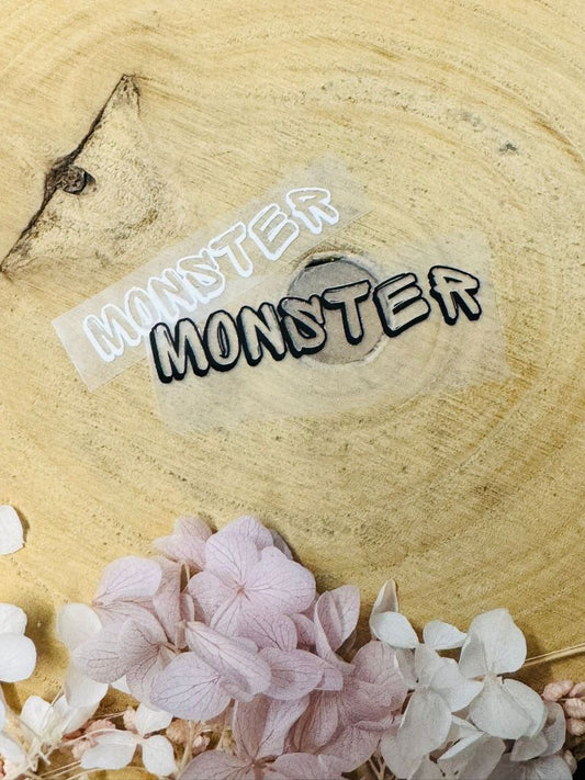 aufbügelbares Label mit dem Spruch Monster in schwarz und weiss