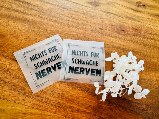 tolles Bügelbild mit dem Spruch Nichts für schwache Nerven in schwarzer Schrift