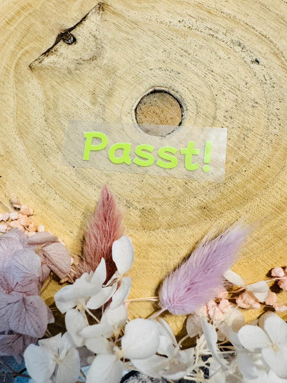 aufbügelbares Label mit dem Spruch Passt Ausrufezeichen in neogrün