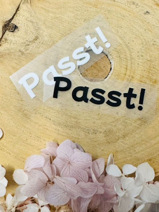 aufbügelbares Label mit dem Spruch Passt Ausrufezeichen in schwarz und weiss