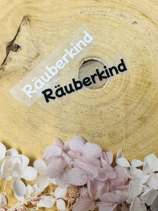 aufbügelbares label mit dem Spruch Räuberkind in schwarz und weiss