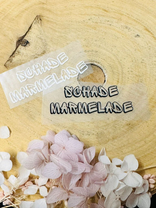 aufbügelbares Label mit dem Spruch Schade Marmelade in schwarz und weiss