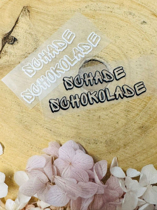 aufbügelbares Label mit dem Spruch Schade Schokolade in schwarz und weiss