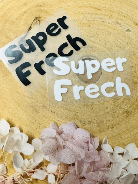 aufbügelbares Label mit dem Spruch Super Frech in schwarz und weiss