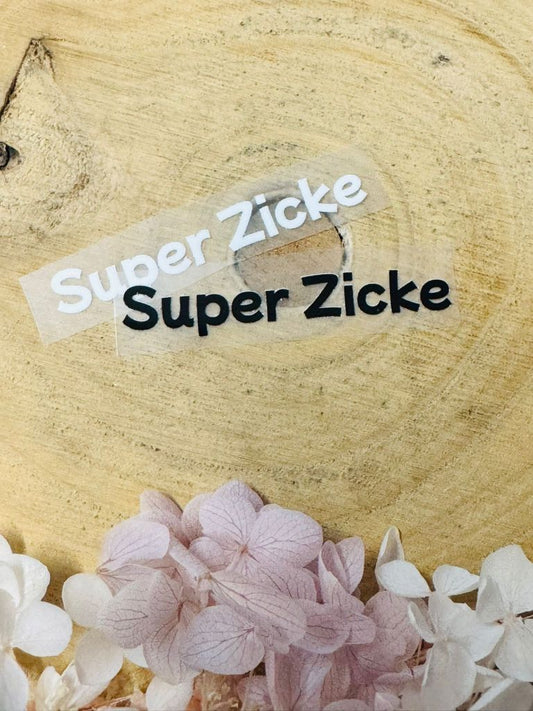 aufbügelbares Label mit dem Spruch Super Zicke in schwarz und weiss