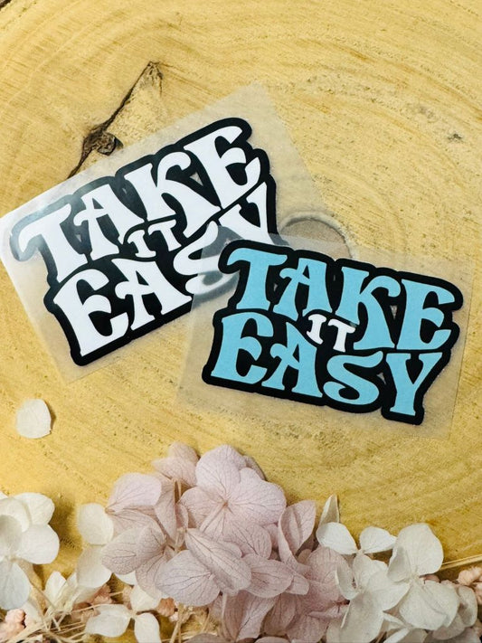 aufbügelbares Label mit dem Spruch Take it Easy in hellblau und weiss