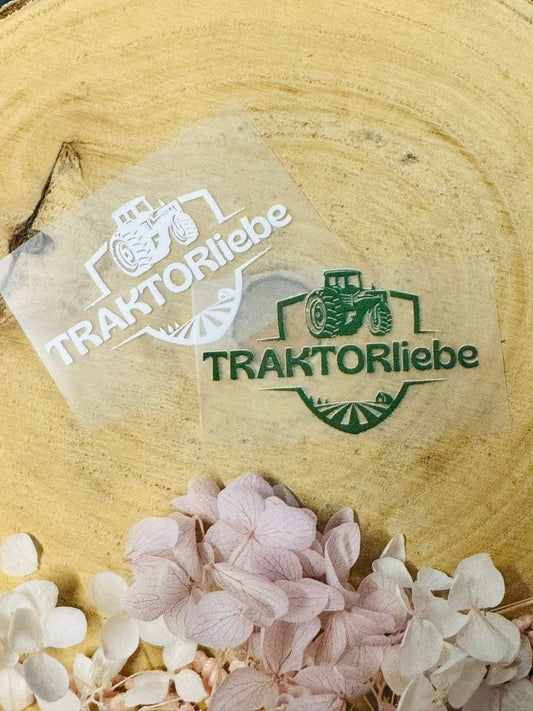 aufbügelbares Label mit dem Spruch Traktorliebe und einem Traktor abgebildet in grün und weiss