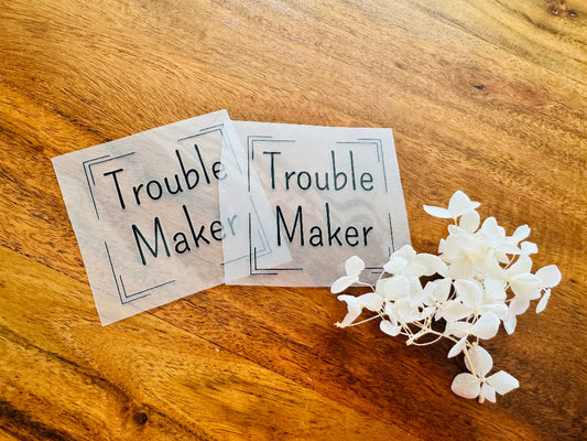 tolles Bügellabel mit dem Spruch Trouble Maker in schwarzen Buchstaben