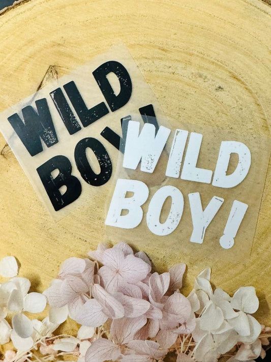aufbügelbares Label mit dem Spruch Wild Boy Ausrufezeichen in schwarz und weiss