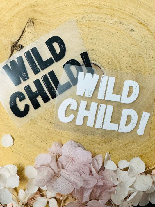 aufbügelbares Label mit dem Spruch Wild Child Ausrufezeichen in schwarz und weiss