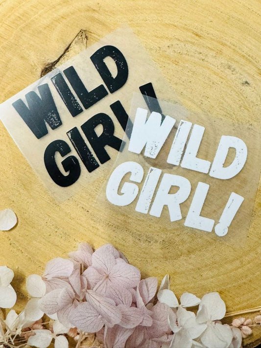 aufbügelbares Label mit dem Spruch Wild Girl Ausrufezeichen in schwarz und weiss