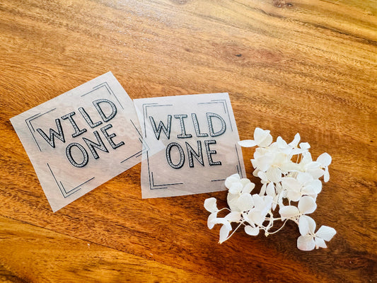 tolles Bügellabel mit dem Spruch Wild One in schwarzen Buchstaben