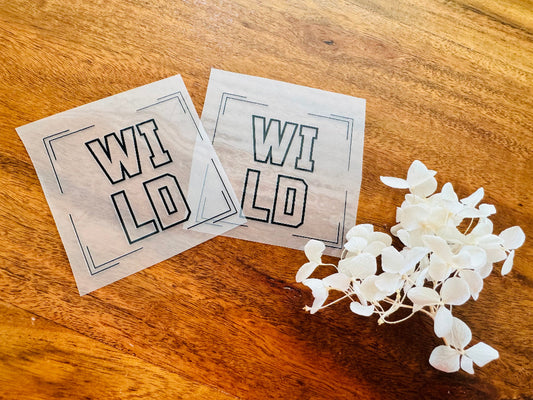tolles Bügellabel mit dem Spruch WILD ind schwarzer Schrift