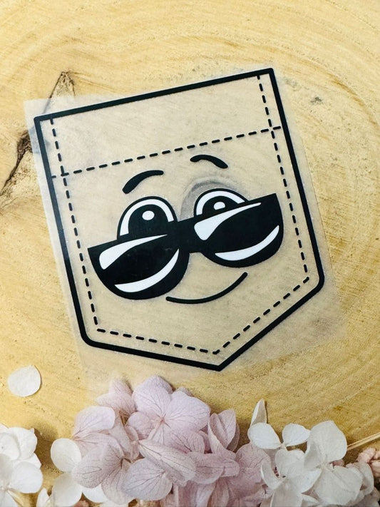 tolles Bügelbild im Stil einer Brusttasche mit einem happy Face abgebildet in schwarz
